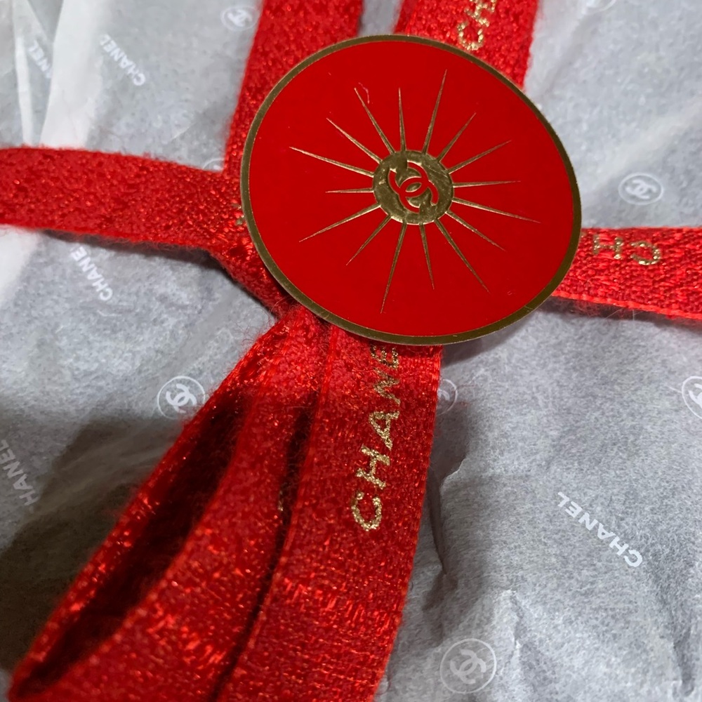 CHANEL Ref Luxury Wrap with Red Ribbon, authentic from Australia , must have!